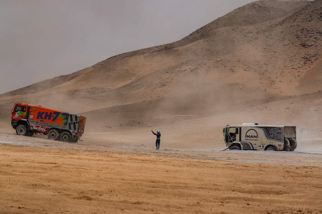 ITT KH7Epsilon en el Dakar ayudando a otros participantes