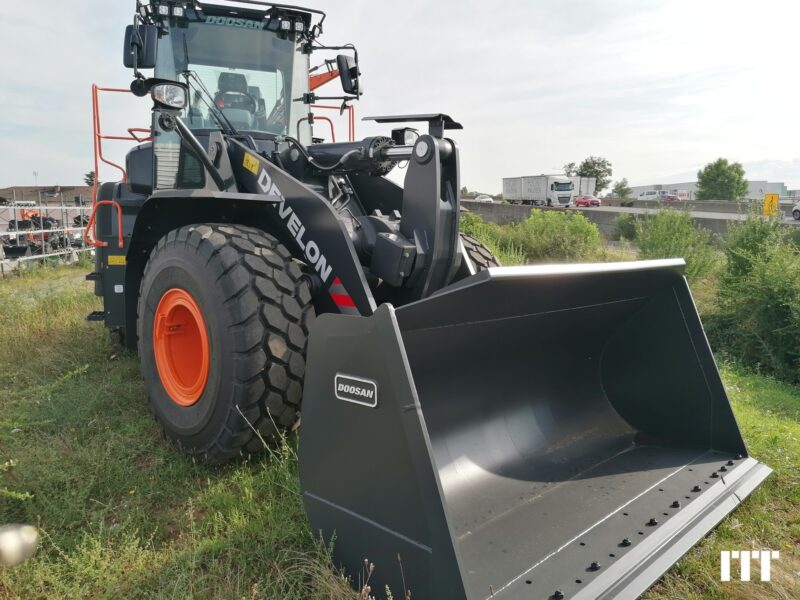 Chargeuse sur pneus Doosan DL320-7 en vente sur ITT1878