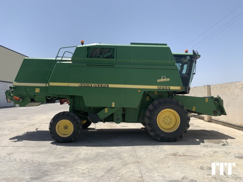 Combine harvester John Deere 2256 on sale on ITT1878